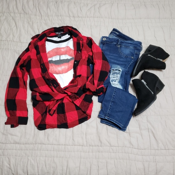 Forever 21 Tops - 🛍 Cropped Lip Tshirt